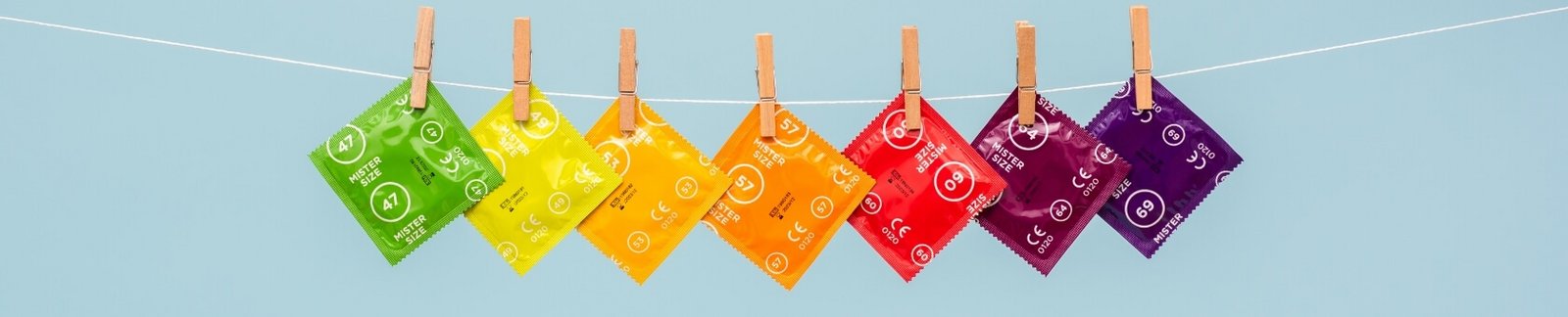 7 prezervativë Mister Size në litarin e rrobave