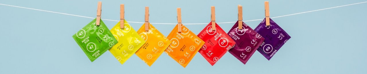 7 prezervativë Mister Size në litarin e rrobave
